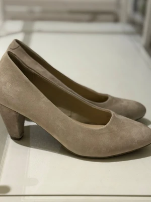 Beiga klackskor  - Beiga klackskor💘bara använda vid 2 tillfällen! Perfekt till balen🥰