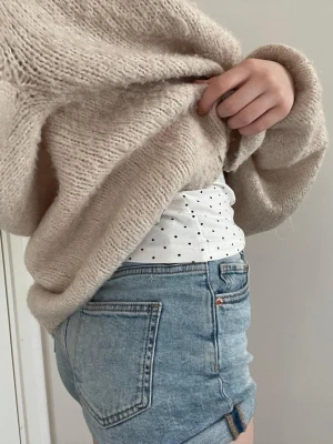 Jättefina Jeansshorts  - Snygga ljusblå jeansshorts från LAB Industries med klassisk femficksdesign och uppvikta benslut. Shortsen har hög midja och är perfekta för varma dagar. Tidlös denimlook med detaljer i kontrastsömmar och bälteshällor.