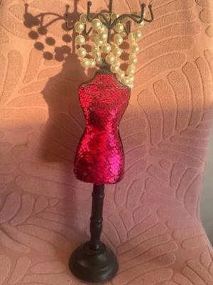 Smyckeställ - Unik smyckeshållare formad som en kvinnlig byst, klädd i glittrande rosa paljetter🩷Älskar den väldigt mycket då den ger vintage vibe, men rensar i för flytt