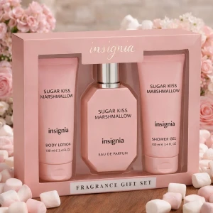 💗 Insignia Sugar Kiss Marshmallow – Gift Set - Ett komplett set med parfym, body lotion & shower gel i en söt och krämig doftprofil. 👩 Kön: Dam / Unisex 🍬 Topp: marshmallow & socker 🌸 Hjärta: vanilj & mjuka blommor ✨ Bas: mysk & krämig sötma ✨ Långvarig & feminin 🎁 Perfekt present 📦 Ny i förpackning #parfym #damparfym #marshmallow #vanilj #plick #giftset #doft #perfume