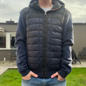 Cardigan med luva - Snygg mörkblå cardigan med luva. Den är i bra skick, storlek XL, sitter som L. Skriv vid minsta intresse, pris går alltid att diskutera vid smidig affär 😃 