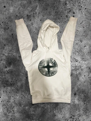 Stone island hoodie  - Vit hoodie från stone island i mycket bra skick. Storleken är S. Hör gärna av dig vid minsta fundering!