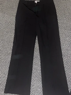 Madlady kostymbyxor  - Säljer ett par mid waist kostymbyxor från madlady i storlek 34-regular. 