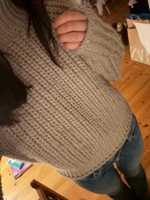 Stickad tröja - Jätte gosig stickad tröja från Hm, säljer då den inte kommer till användning. Knappt använd. Skicka gärna prisförslag eller ställ frågor 💕