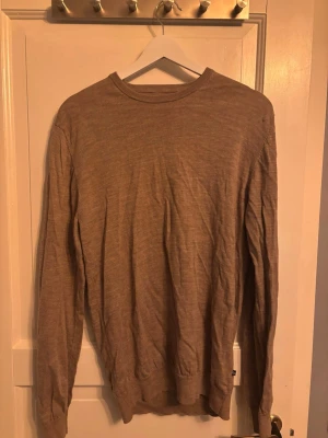 Montinique tröja, M - Snygg beige tröja från montiniqu, storlek M, gott skick och väldigt sparsamt använd. Säljer pga att den är för stor för mig! Pris kan diskuteras vid snabb affär.