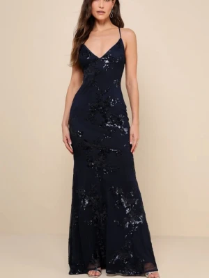 Marinblå långklänning med paljetter - Helt ny med prislapp. Ny pris=1150kr Elegant marinblå långklänning med v-ringning och smala axelband. Klänningen har glittriga paljettdetaljer i blommigt mönster över hela tyget och en figurnära passform som framhäver siluetten. Perfekt för speciella tillfällen.