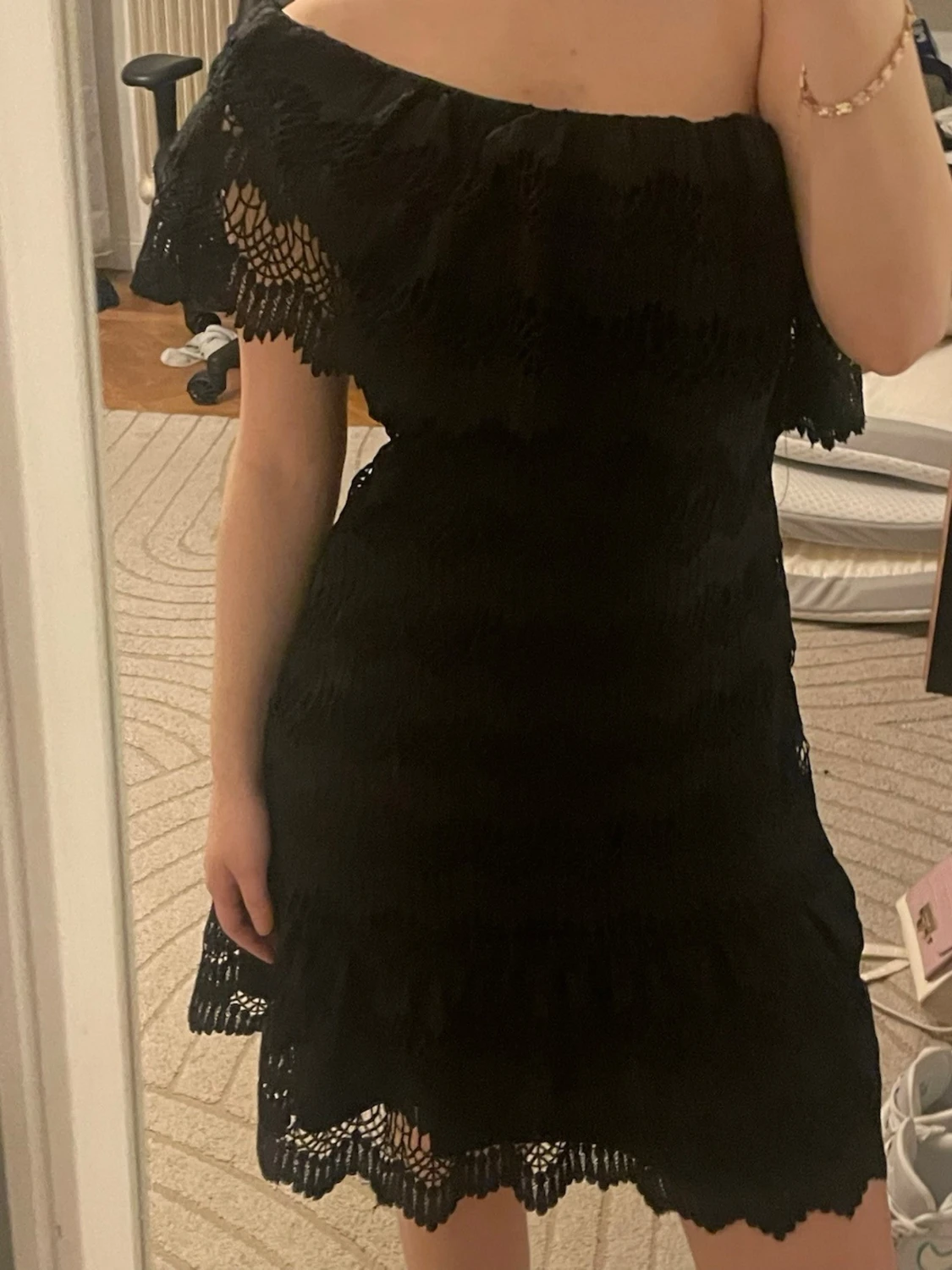 Svart oneshoulder spetsklänning - 5