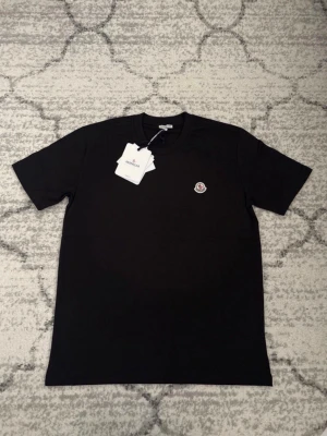 Moncler T-shirt  - Hej! Jag säljer en fin moncler T-shirt helt ny oanvänd storlek M-baggy fit, kan passa även som L skriv gärna vid intresse ❤️💯