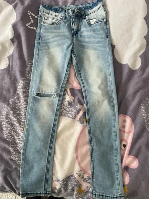 Ljusblå slitna jeans med hål - Säljer 4 par  jeans i mkt gott skick , se bilder.. Jeansen är snygga,  tvättade . Perfekta för en avslappnad och trendig stil. 300 för alla 4
