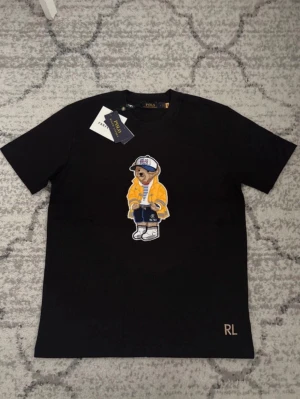 Ralhp lauren T-shirt - Hej! Jag säljer en fin Ralph lauren T-shirt helt ny oanvänd storlek S-baggy fit, kan passa även som M skriv gärna vid intresse ❤️💯