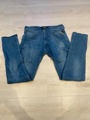 Blå Anbass jeans från Replay - Snygga blå jeans från Replay med klassisk femficksmodell och raka ben, pris kan diskuteras vid snabb affär