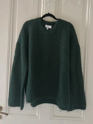 Mörkgrön stickad tröja - SÅÅ snygg grönt stickad tröja från & other stories, jättefin kvalité, endast defekt på lappen som har släppt från ena sidan
