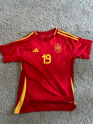 Lamine yamam - Fint tröja i storlek 28 barn