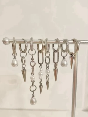 Örhängen  - Laika💕💕💕egengjorda och designade örhängen i rostfritt stål, gjorda med kärlek. 129 kr/par, 139 kr/ glittriga par. Erbjudande på alla örhängen på bild 4 & 5🥰 110 kr/par, 195 kr/2 par. Erbjudande bild 6: alla 4 paren på bilden för 270 kr 