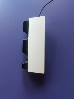 PlayStation 5 DualSense laddstation - Säljer en original laddstation för PlayStation 5 DualSense-handkontroller. Laddstationen är svart och vit med plats för två kontroller samtidigt. Kopplas in med kabel och har stilren, modern design i plast.