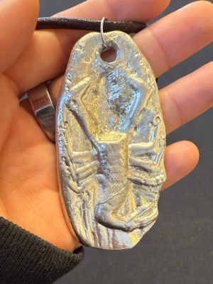 Halsband med skorpion i tenn - Unikt halsband med en stor, silverfärgad metallberlock som har en upphöjd skorpion. Berlocken hänger i ett brunt läderband med metallspänne. Perfekt för dig som gillar statement-smycken och djurmotiv. Gjort av mig ! 