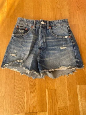 Jeansshorts - Fina jeansshorts med slitningar från Zara, knappt använda🥰