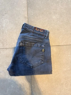 Dondup George  - Tjena, säljer nu dessa riktigt snygga dondup George i Stl 32 vilket är ungefär W30. Dom är i riktigt bra skick. Nypris 300✅Vid minsta funderingar så är det bara att höra av sig//Allt gott