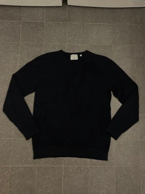 Bläck mörkblå stickad tröja  - Tjenare, säljer en snygg mörkblå tröja från Bläck. Priset går att diskutera, hör av dig vid minsta lilla fundering.