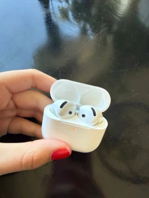 Apple AirPods 4 - Säljer ett par vita Apple AirPods  med laddningsetui. Original boxen finns kvar. Inga skador. 