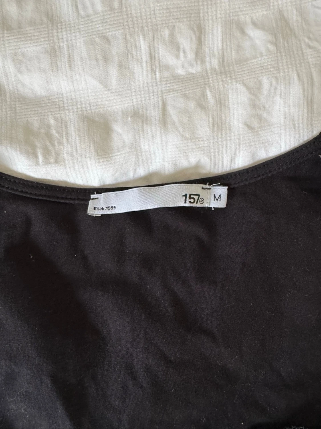 Svart topp med spets och rosett - 3