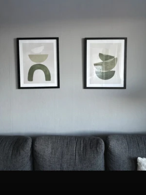 Två abstrakta tavlor med svart ram - Säljer två stilrena tavlor med abstrakta motiv i grönt och vitt. Tavlorna har svarta ramar och motivet består av geometriska former i olika nyanser av grönt. Passar perfekt som modern väggdekoration i vardagsrum eller sovrum.
