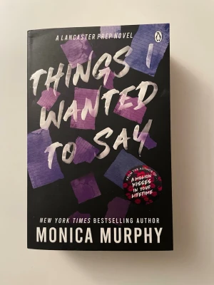 Things I Wanted To Say av Monica Murphy - En ungdomsroman på engelska, 'Things I Wanted To Say' av Monica Murphy. Boken har ett svart omslag med lila och blå detaljer samt vit text. Mjukpärm och tjock pocketformat. Perfekt för dig som gillar romantik och drama i skolmiljö. Aldrig läst