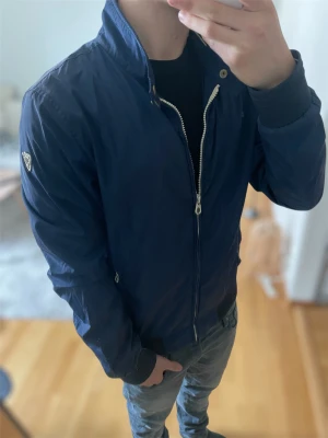 Marinblå vindjacka från Scotch & Soda - Bra skick storlek M men passar som S ✅