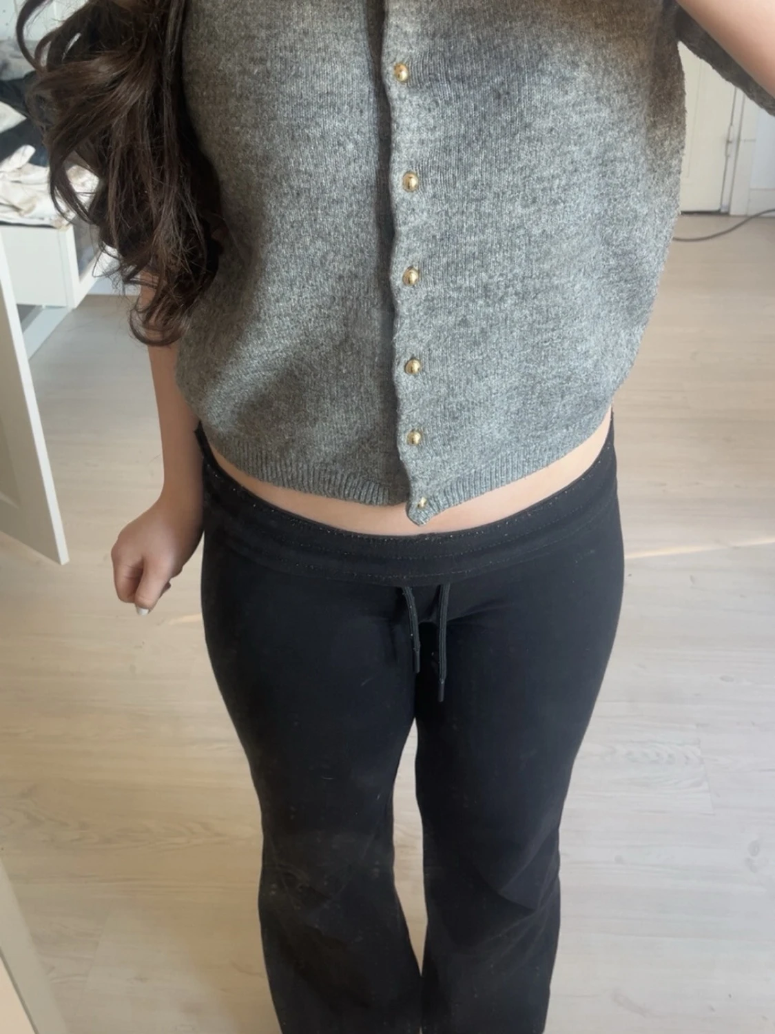 Grå kortärmad kofta med pärlknappar