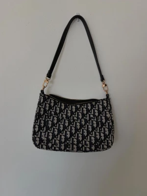 Väska med fint mönster  - Mörkblå och grå handväska med fina detaljer!! Väldigt sparsamt använd och i superfint skick!!