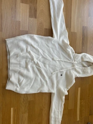 Morris merino ull hoodie - En riktigt snygg vit merino ull hoodie från Morris. Endast använd ett fåtal gånger och är i bästa skicka. Nypris 2000
