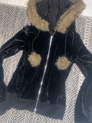 y2k Svart fur zip up - Y2K fur zip up! Kommer inte ihåg vart jag köpte den! Är storlek S men skulle säga att den passar mer som XS.  Koftan ska inte tvättas i tvättmaskin!!