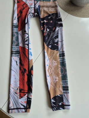 Stronger Vivid Tights Earth stl XS - Stronger Vivid Tights Earth * Stl XS * Mycket bra skick * Total längd ca 90 cm * Innerbensmått ca 63 cm * Midja ca 30 cm (ej utsträckta)  Djur och rökfritt hem. Se bilder och förstora då de ingår i beskrivningen. Se gärna mina övriga annonser 