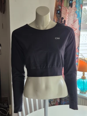 ICANIWILL svart crop top * stl L - Svart långärmad träningströja från ICANIWILL. * Stl L * Fyrvägsstretch * Mycket bra skick * Längd nacke-magslut ca 40 cm * Armhåla-armhåla ca 43 cm  Djur och rökfritt hem. Se bilder och förstora då de ingår i beskrivningen. Se gärna mina övriga annonser. 
