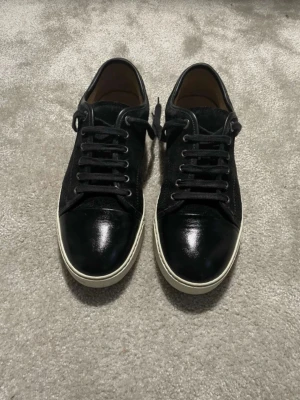 Svarta lanvin cap toe - Säljer ett par schyssta lanvins🙌 Skorna är i 8/10 med att sulorna ser nästan oanvända ut. PRISET ÄR EJ HUGGET I STEN. Hör av er vid minsta fundering😁