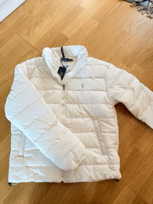 Ralph lauren jacka - Helt ny ralph lauren vår/höst jacka i strl M. Bara att skriva ett DM vid intresse!