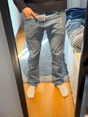 Ljusblå Levis 501 storlek 30/34  - De är sydda både bak och fram men inget som syns när de är på! Bra skick och snygga slitningar! 