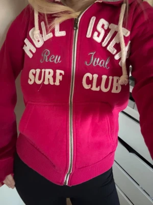 Rosa zip up Hoodie Hollister  - Rosa zip up Hoodie ifrån Hollister, på lappen står de storlek L men är jätte liten i storlek och är som en xs/s! 