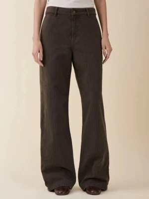 Jeanerica Belem chino Jeans i Brown herringbone - Säljer mina jeanerica byxor i modellen belem chino. Storlek 23/34 men upplagda hos jeanericas skräddare. Endast använda en gång, då jag har ett par andra byxor i samma färg.  Ca Mått: Midja: 34,5cm Innerbenslängd: 78cm Längd midja till benslut: 104cm Midja till skrev: 28cm