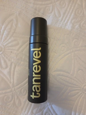 Tanrevel Self-Tan Mousse Dark Cool - Självbruningsmousse från Tanrevel i nyansen Dark Cool. Flaskan är svart med stor beige text och rymmer 200 ml. Perfekt för dig som vill ha en jämn och naturlig solbränna utan sol. Enkel att applicera och ger ett snyggt resultat. Aldrig använt.