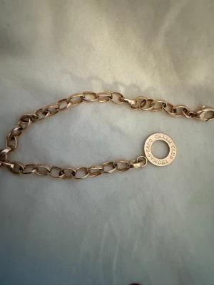 Thomas Sabo ROSEGULD länkarmband - Snyggt ROSEguldigt länkarmband från Thomas Sabo Charm Club. Armbandet har en rund bricka med ingraverad text och består av större, ovala länkar i metall. Perfekt för att hänga på egna charms. 17cm, köparen står för frakt :)