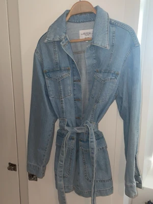Ljusblå jeansjacka med knytskärp - Från misslisibells kollektion med NAKD! Helt oanvänd🥰