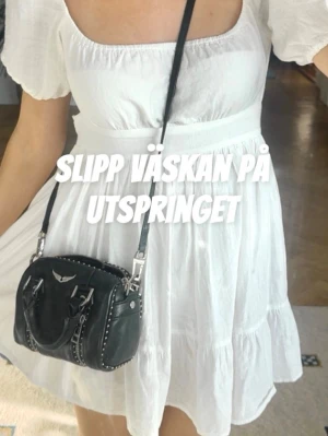 Student- vita korta shorts med inbyggda fickor  - Vi på stundetshortsen UF vill göra det lättare för dig som ska ta studenten! Blåsigt väder? Jobbigt med väskan som flaxar runt? Vi löser! Korta vita shorts med inbyggda fickor som passar perfekt att ha på sig under studentklänningen