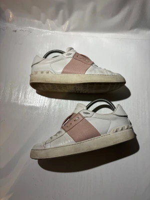 Valentino skor - Hej! Säljer nu mina skor från märket Valentino, storlek 38 bra skick, allt på bilden ingår. Tveka inte på att höra av dig om du har frågor eller funderingar kring skorna! 