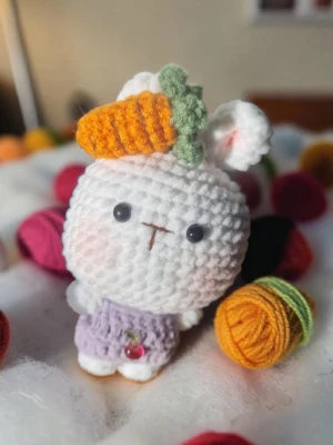 Virkad storhövdad kanin nyckelring  - Dockan virkade med omsorg och noggrann het. Nu är den redo att få en ny ägare.               Storlek (ungefärlig)                   Huvudomkrets : 20cm                             Höjd : 11cm Bredd                                       Bredd : 5cm (kroppen)