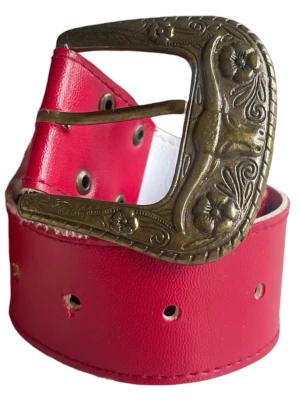 Rött läderbälte  - Rött läderbälte med rustik-guldiga detaljer ❣️totala längd utan spänne: 85 cm. Jag brukar ha strl 36/S i byxor för referens!