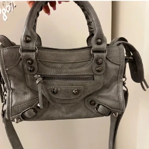 Balenciaga väska - Säljer min väska då den inte kommer till användning! Inga defekter vad jag kan se. Skriv för fler bilder. 