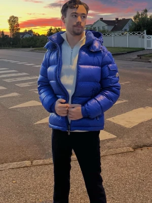 Blå pufferjacka från Moncler - Moncler jackan är äkta och köpt på NK för 13 000kr. ( finns kvitto om någon vill se)  den är använd en del men fortfarande i mycket bra skick. (Säljer jackan åt min kille) 