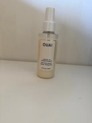 OUAI Leave In Conditioner 140ml - Balsam från OUAI  • Gör ditt hår till huvudkaraktären • Tämjer oregerligt hår • Hydrerar och minskar frissighet och torrhet • Återfuktande extrakt från tamarind gör håret lent och mjukt • Fräsch blomdoft