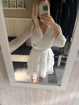 Studentklänning - 🌸 Alina Frill Dress från Bubblebroom 🌸 storlek 36 🌸 prislapp kvar, aldrig använd 🌸 nypris 599kr 🌸 originalförpackning finns